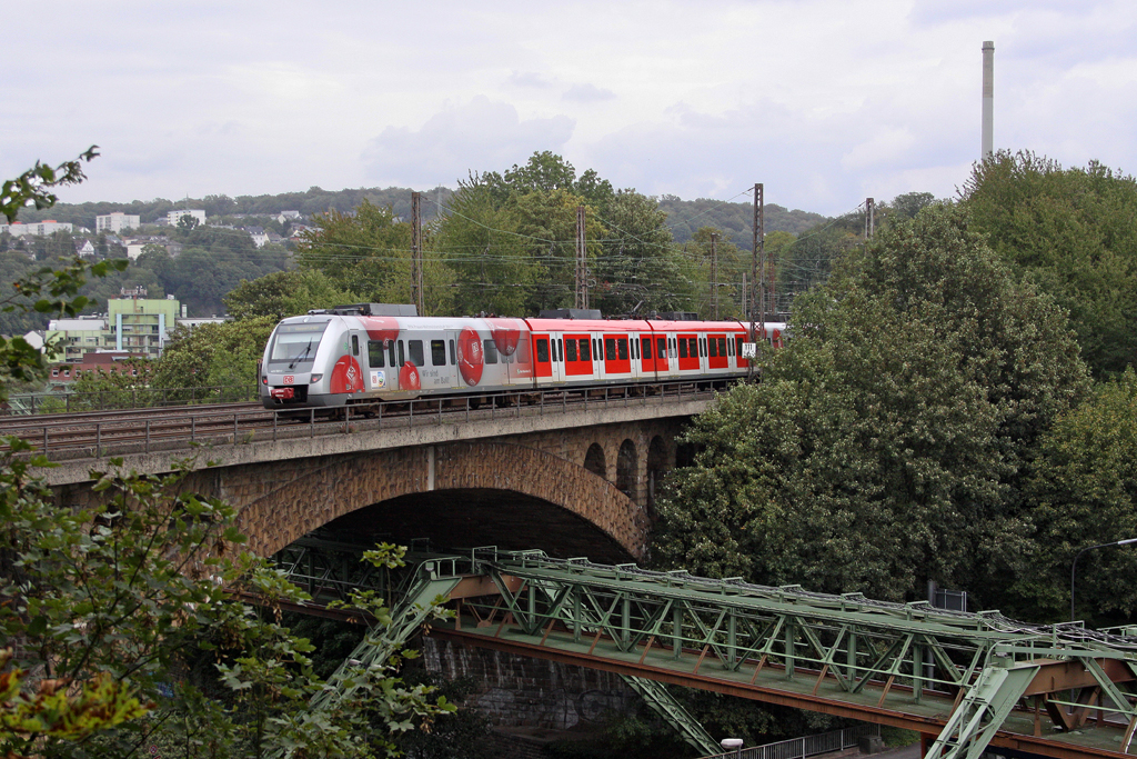 Der 422 561-1 / 422 061-2 als S9 nach Wuppertal Hbf in Wuppertal Sonnborn am 13,09,11