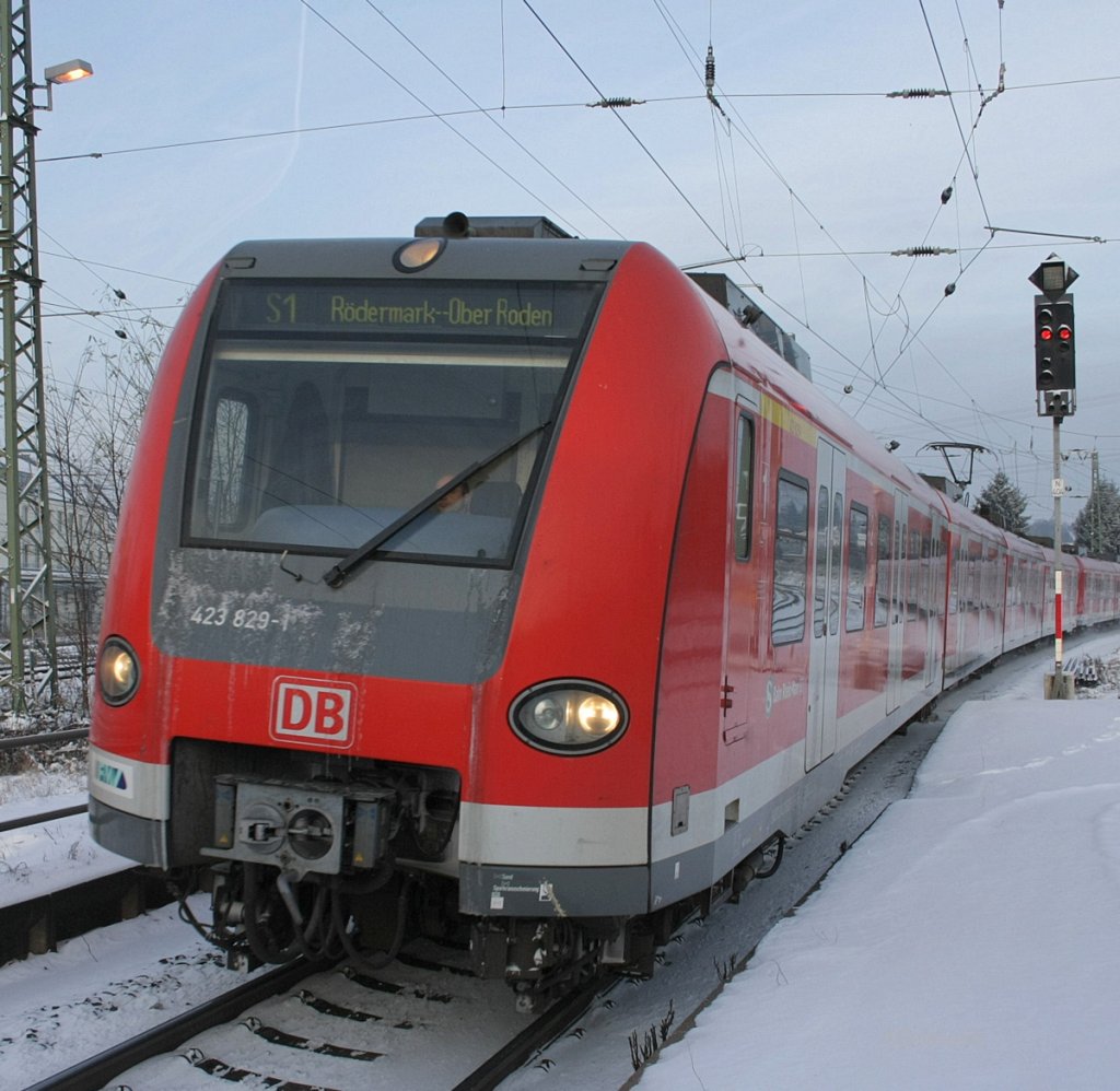 Der 423 der S-Bahn Rhein-Main kommt gerade in Wiesbaden Ost an.

Patrick E.