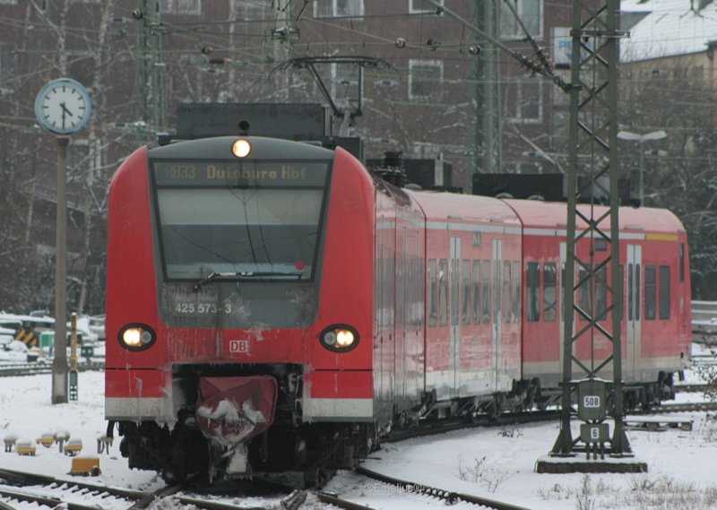 Der 425 573-3 kommt mit einer totla vereisten Front in Aachen Hbf an. Man erkennt die Schutzhauben f�r die Kupplungen die vor vereisung sch�tzen soll. Na ja hoffetnlich hilfst.

Patrick E. 