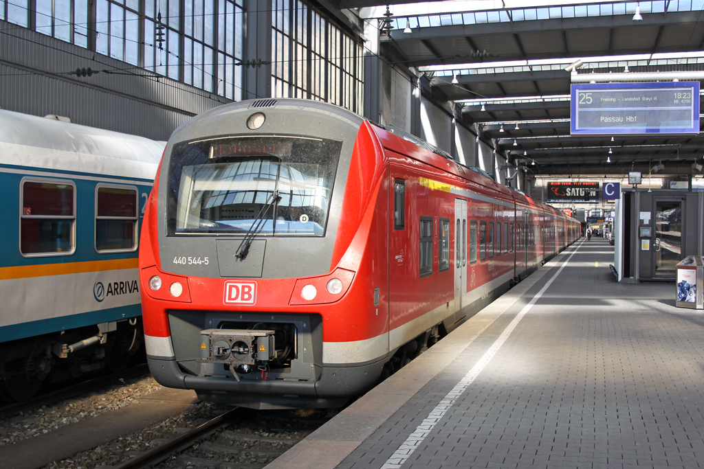 Der 440 544-0 in M�nchen Hbf am 31,07,10