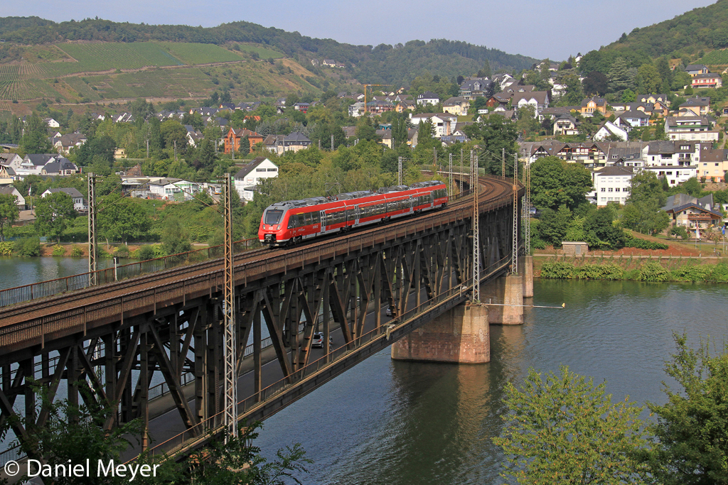 Der 442 700 als RB81 auf der Doppelstockbr�cke von Bullay am 03,09,12