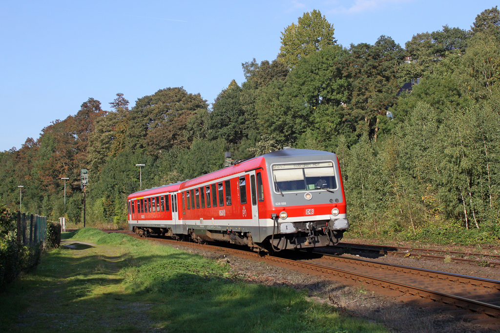 Der 628 668 als RB 47 Richtung Solingen in Wuppertal Rauenthal am 28,09,11