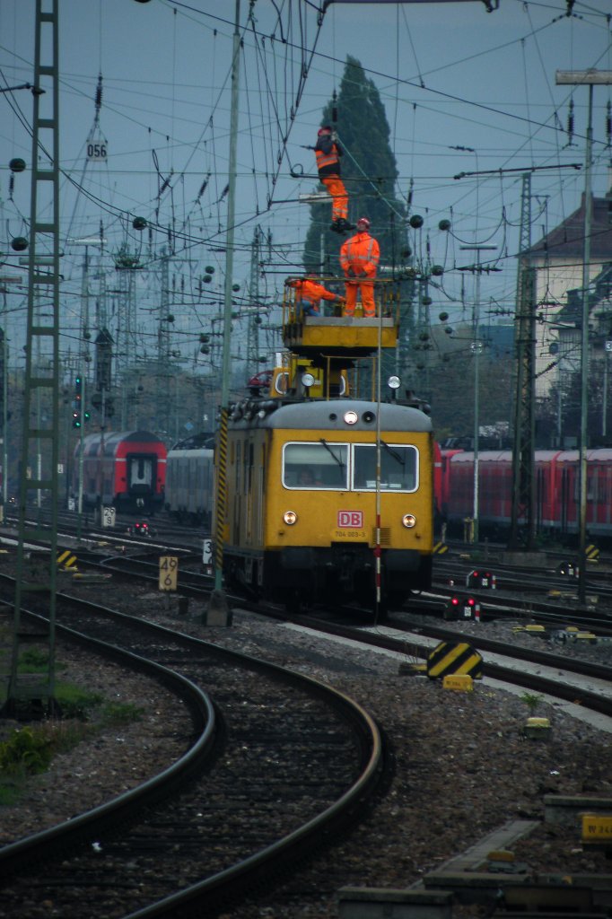 Der 704 steht im Mainzer Gleisvorfeld. Die Oberleitung musste Ausgebessert werden. Man bestaune den Oberleitungsbauer der in der Oberleitung rum klettert.

Patrick E.