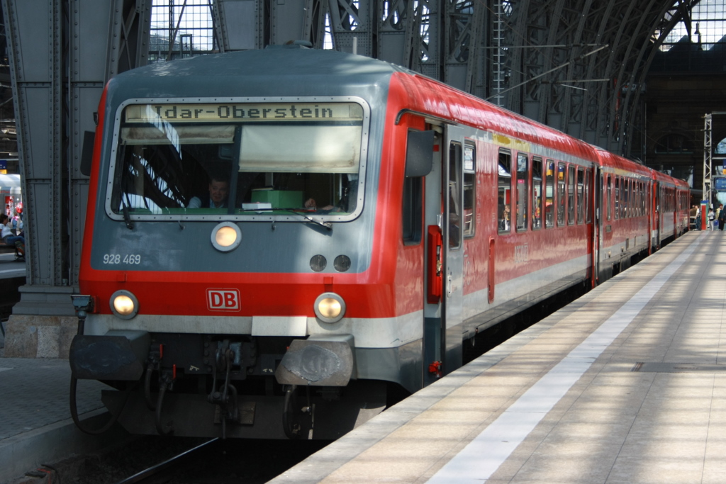 Der 928 469 wurde am 18.06.2010 in Frankfurt Hbf bereitgestellt und wird sich bald nach Idar Oberstein abmachen.