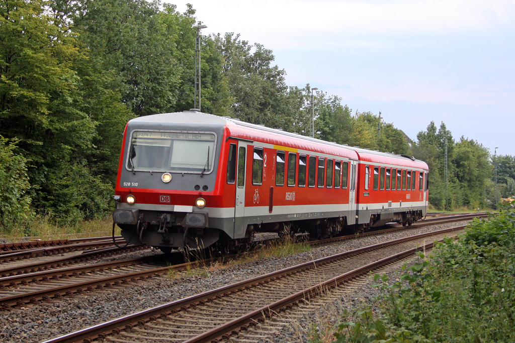 Der 928 510 als RB 47 richtung Wuppertal Hbf in Remscheid L�ttringhausen am 12,07,11