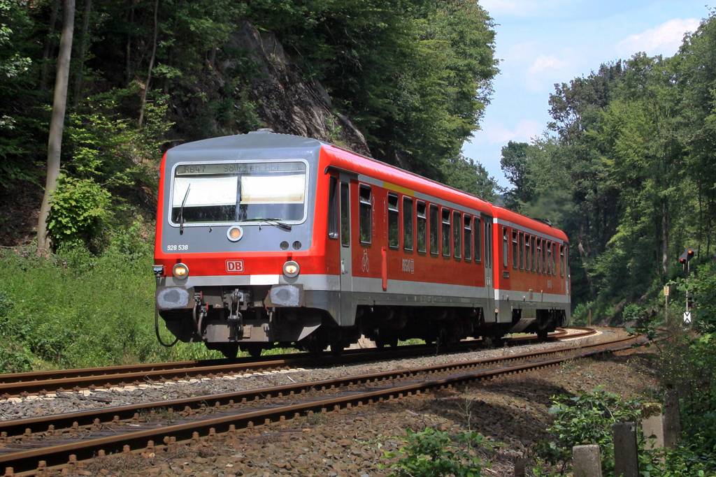 Der 928 538 als RB 47 richtung Solingen in Wuppertal Hammesberg am 12,07,11