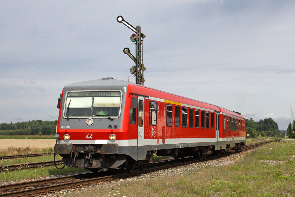 Der 928 586 bei der Ausfahrt in T�ssling am 02,08,10 