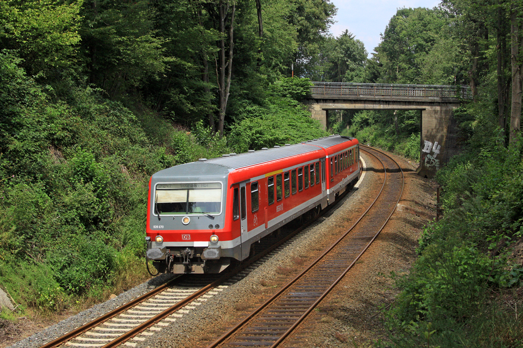 Der 928 670 als RB 47 richtung Solingen in Wuppertal Hammesberg am 12,07,11