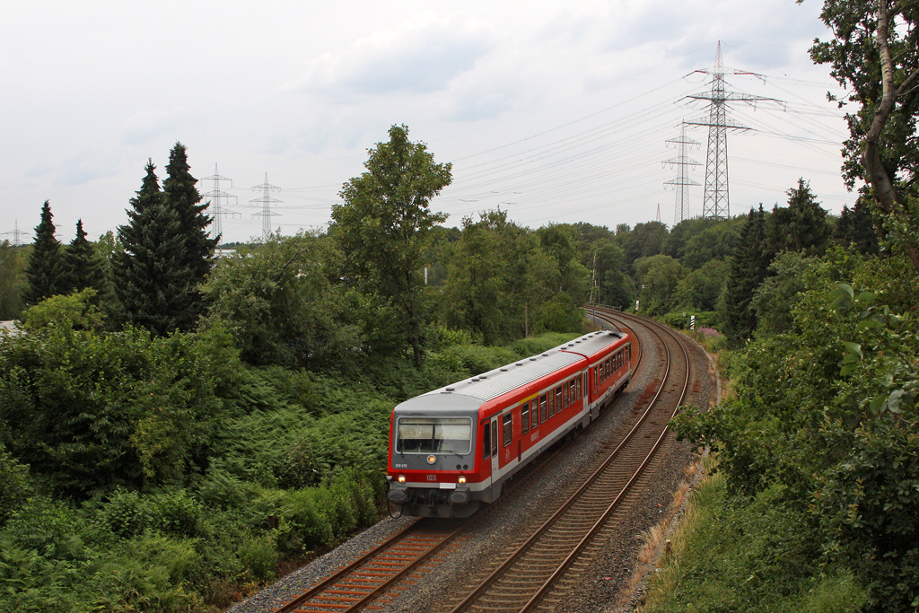 Der 928 670 als RB 47 richtung Solingen Hbf in Remscheid L�ttringhausen am 12,07,11