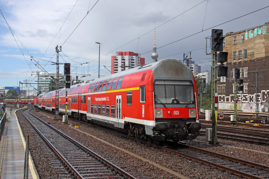 Der Airport-Express-Sch�nefeld in Berlin Ostbahnhof am 08,08,11