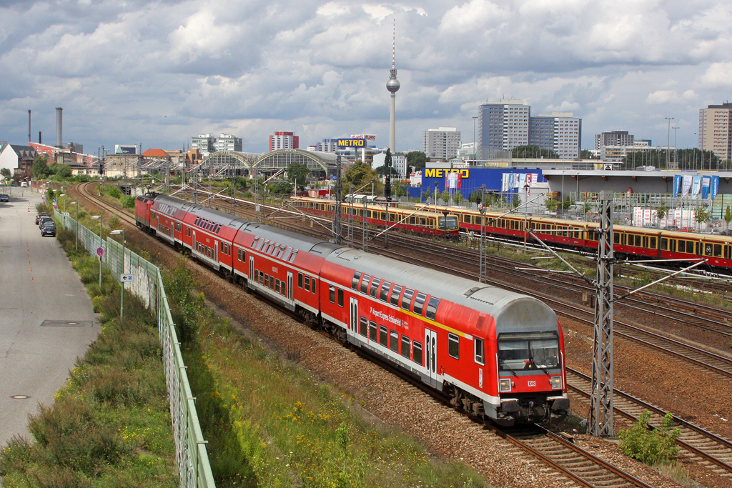 Der Airport-Express-Sch�nefeld in Berlin Warschauer Stra�e am 08,08,11 