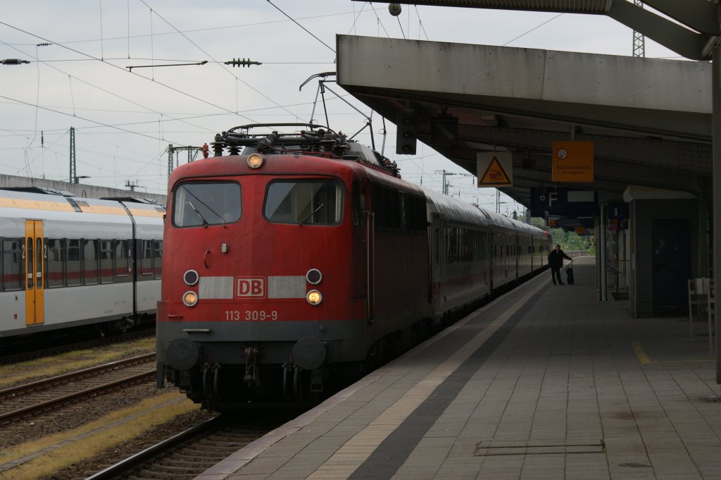 Der Ersatz IC f�hrt gerade aus Hamm leer nach Dortmund Wambel
(14.05.2010)