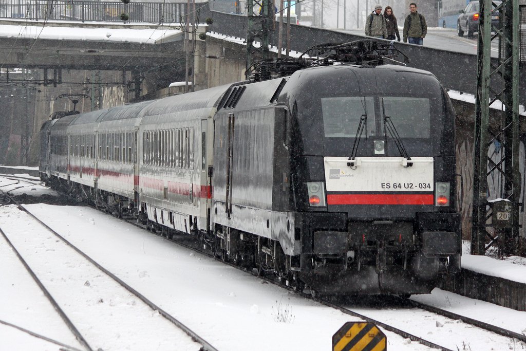 Der ES 64 U2-034 am ende des IC 2862 bei der Ausfahrt aus Wuppertal Hbf am 01,02,10