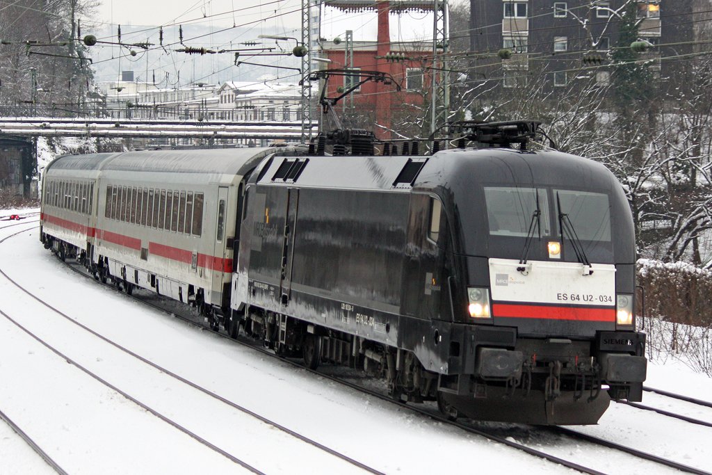 Der ES 64 U2-034 mit dem IC 2863 in Wuppertal Elberfeld am 01,02,10