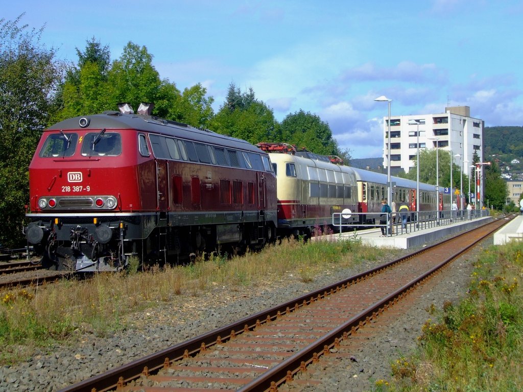 Der historische Rheingold steht am 30.08.2009 im Bahnhof Biedenkopf zur Abfahrt nach Bad Laasphe zum Bahnhofsfest bereit. Da die Strecke keine Elektrisierung hat, kam ungew�hnliche Lokbespannung zum Einsatz: Vorne 218 105-5 in verkehrsrot, 3 Rheingoldwagen und 103 235-8 und hinten 218 387-9 in altrot. Der Zug konnte mit normalen Nahverkehrsticket befahren werden.