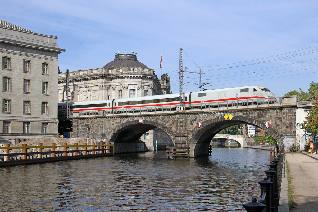 Der ICE 1 401 065-8 in Berlin-Hackescher Markt vom Ufer des James-Simon-Park am 18,08,12