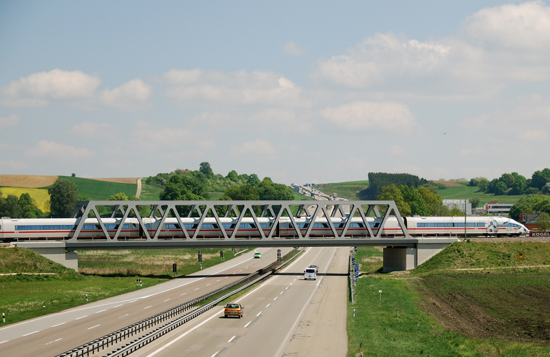 Der ICE  Montabaur , mit Werbung f�r die Damen-WM 2011 (403 512-7), aufgenommen am 04.05.11, bei der �berquerung der A8 bei Jettingen-Scheppach.
