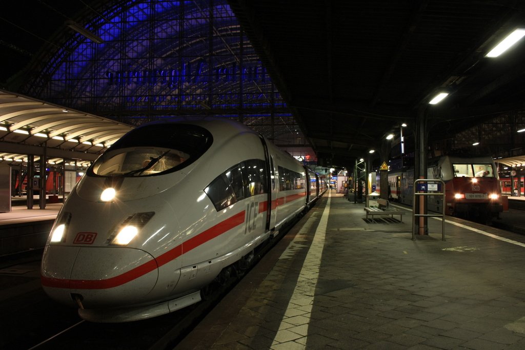 Der ICE verl�sst am Abend des 12.06.2010 den Frankfurter Hbf in Richtung Dortmund und die 101 070-1 muss noch warten.