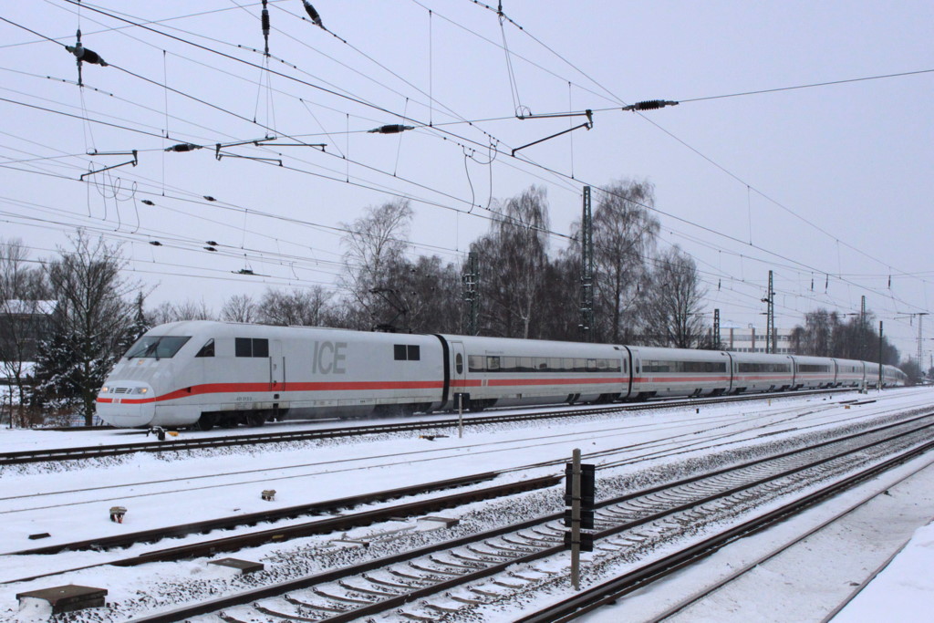 Der ICE1 401 013 kommt aus dem Betriebsbahnhof Eidelst�dt und f�hrt am 28.12.2010 durch den S-Bahnbahnhof Eidelst�dt. Er ist auf den Namen R�desheim am Rhein getauft.