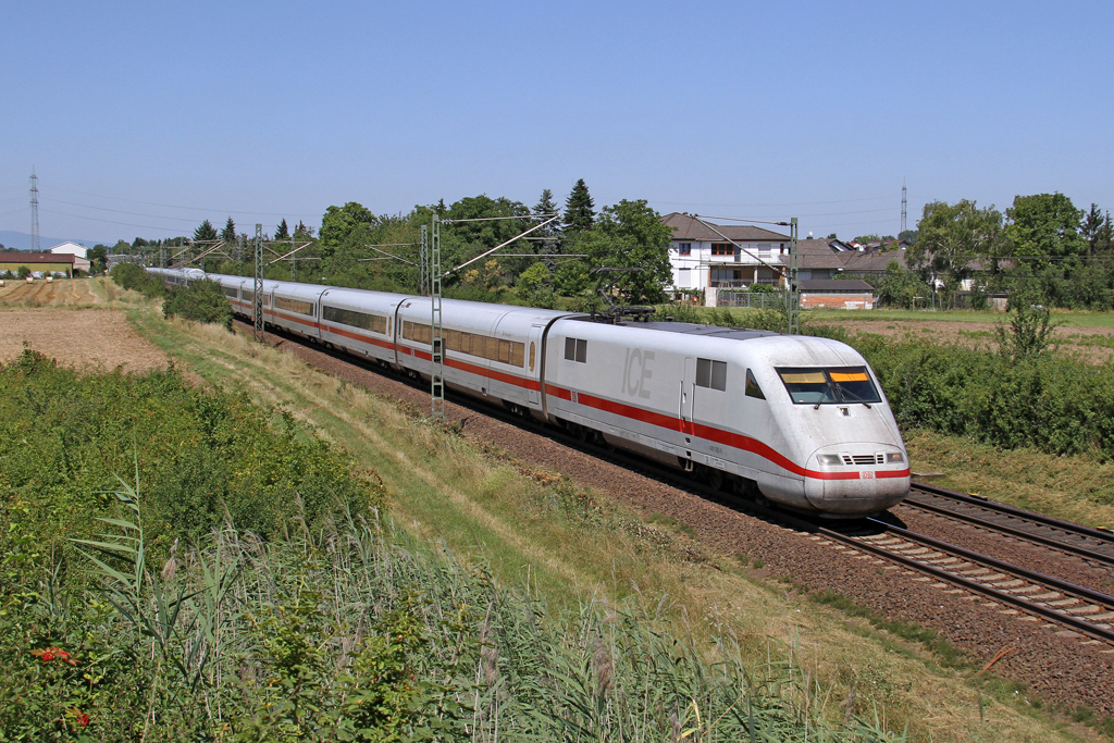 Der ICE1 401 085-6  Freilassing  in Riedstadt-Wolfskehlen am 01,08,12 