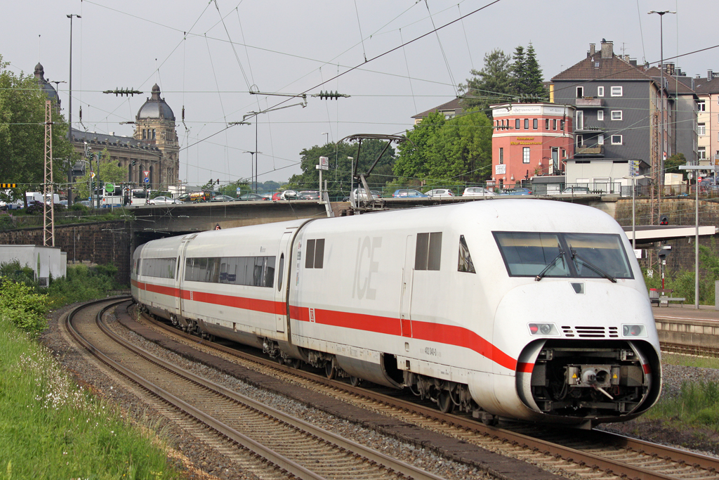 Der ICE2 402 034-8 mit offener Kuppelklappe und fehlender seiten verkleidung in Wuppertal Steinbeck am 27,05,10