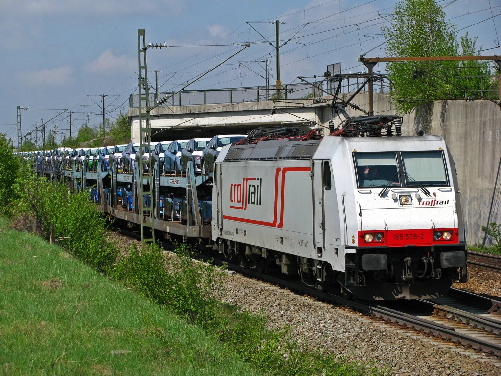 Der Moosolf-Zug mit der 185 578 von Cross Rail nach Salzburg Rbf.
Aufgenommen am 24.04.2009.