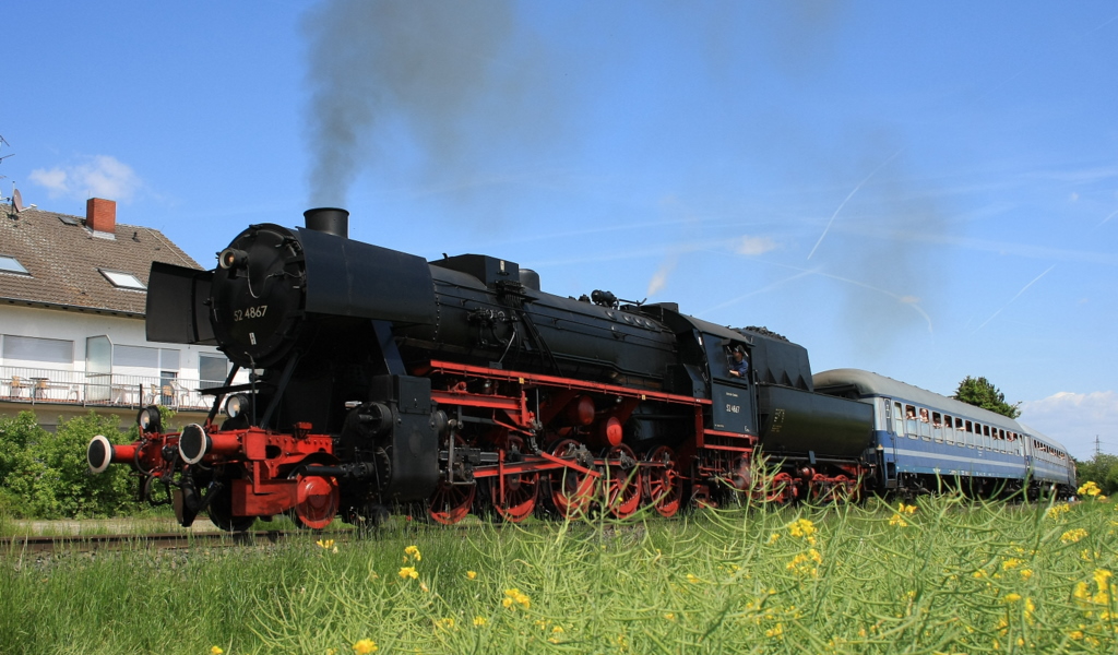 Der Raps bl�ht und 52 4867 schleicht langsam in Richtung Liederbach am 23.05.2010