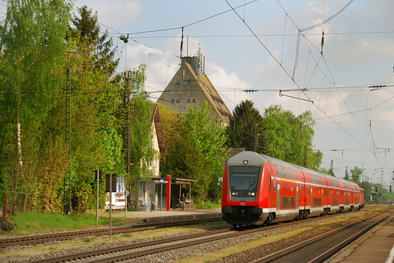 Der RE M�nchen-Treuchtlingen, aufgenommen bei der Durchfahrt durch Gersthofen, am 27.04.11.