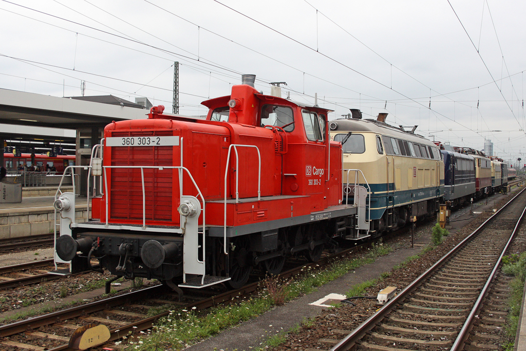Der Rest des Lokzuges bestehend aus 360 303-2, 217 014-0, 181 001-9, 113 311-5, 184 003-2 und E41 001 in N�rnberg Hbf am 18,08,10