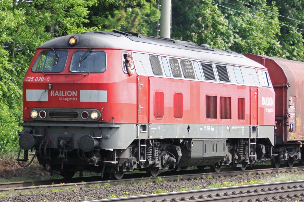 Der Tf der 225 028 am 21.5.10 beim Gegenfoto in Ratingen-Lintorf