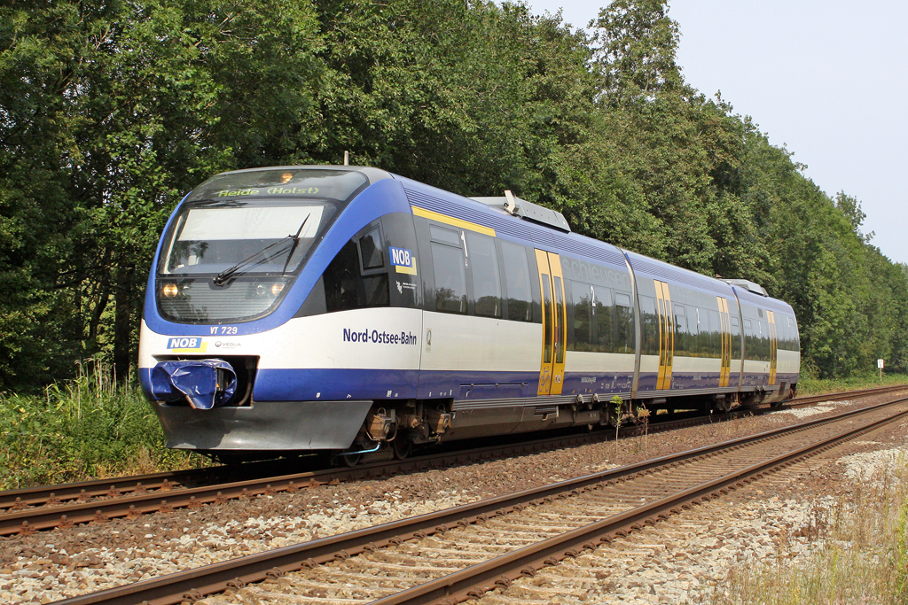Der VT 729 ( 643 119-0 ) der NOB in Burg in Dithmarschen am 03,08,11