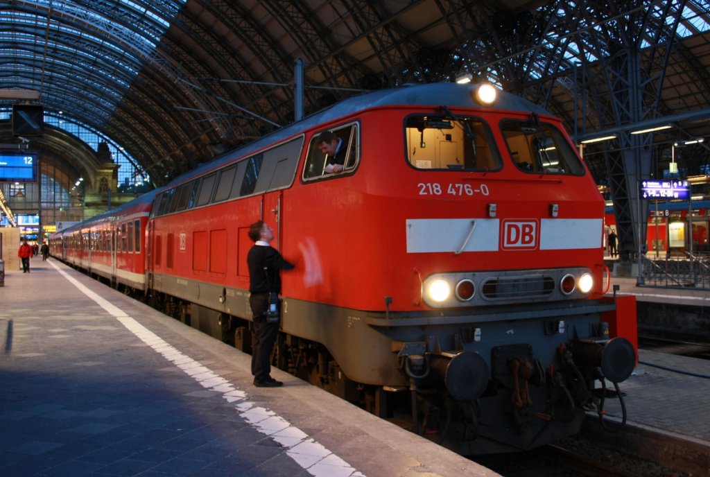 Der Zugbegleiter �bergibt dem netten Lokf�hrer gerade den Bremszettel. Ich hoffe euch gef�llt die Serie.

Patrick E.