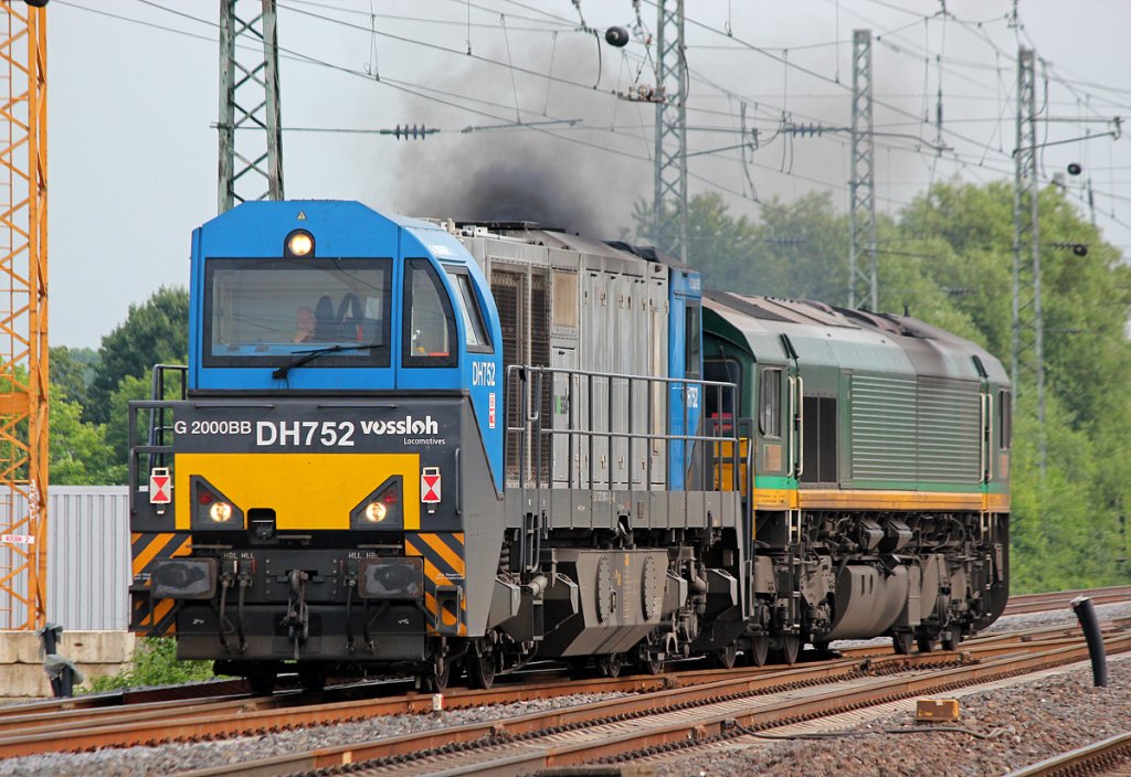DH752 der HGK mit DE64 im Schlepp in Br�hl am 01.06.2012