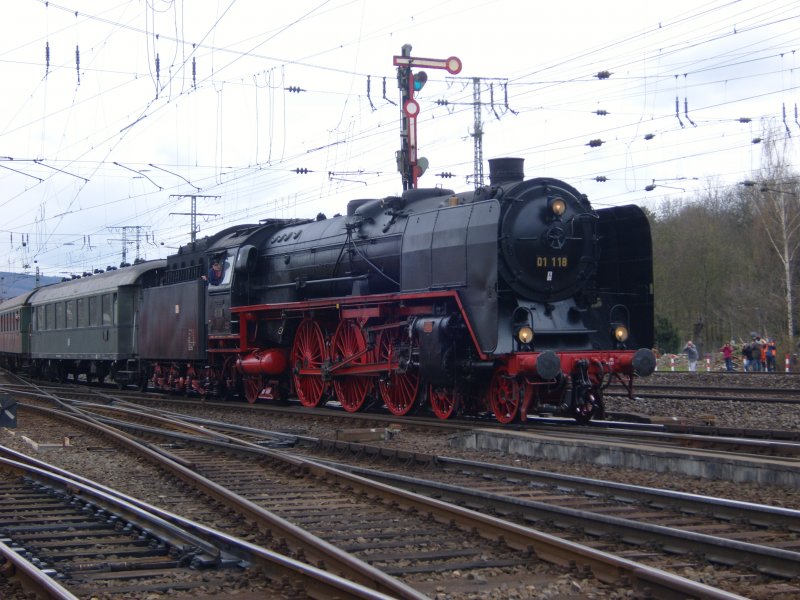 Die 01 118 mit Wagner-Windleitblechen kam am 03.04.2010 in den Bf Koblenz-L�tzel mit einem Dampfsonderzug. 