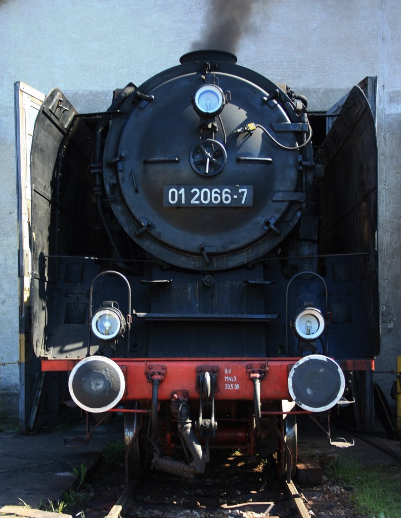 Die 01 2066-7 ist eigentlich die 01 066 des BAayerischen Eisenbahnmuseums N�rdlingen. Am 05.06.2010