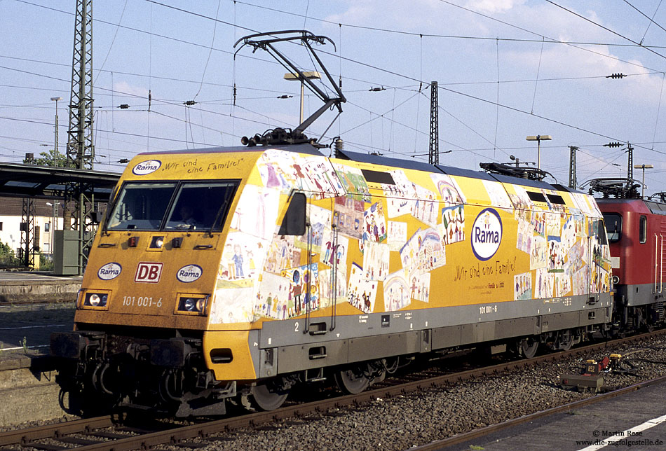 Die 101 001 musste schon f�r so manche Werbeaktion  herhalten ! Mitte 2003 warb sie f�r  Rama , aufgenommen in Hamm (Westf.) am 22.3.2003.