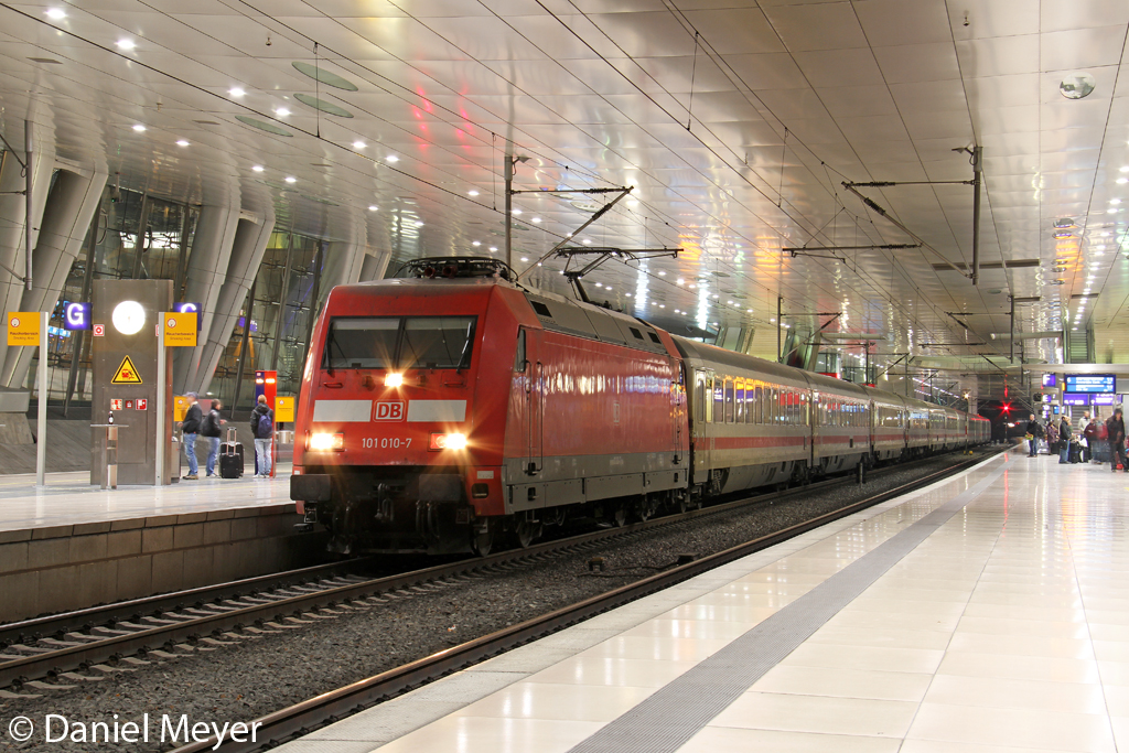 Die 101 010-7 mit dem IC 2027 nach Passau Hbf in Frankfurt Flughafen Fernbf. am 05,01,13
