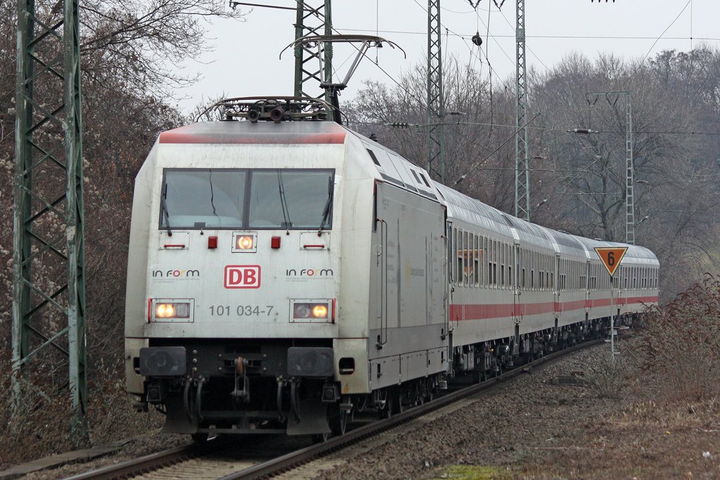 Die 101 034-7 (In Form) in K�ln West am 21,01,10