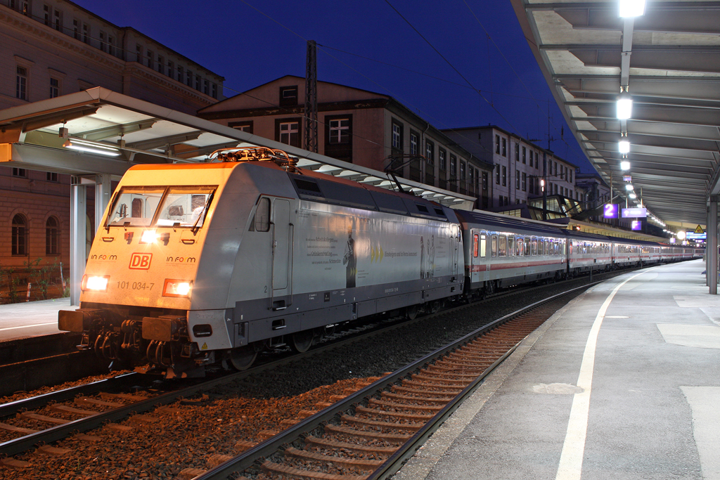Die 101 034-7 mit IC 2121 in Wuppertal Hbf am 21,04,10