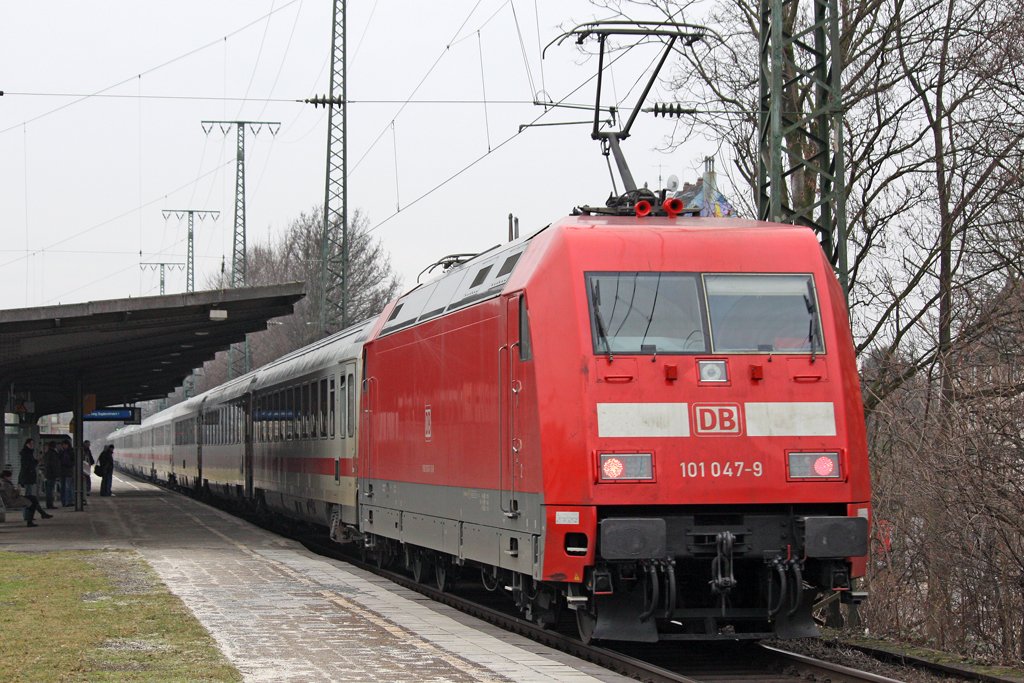 Die 101 047-9 mit den neuen LED Leuchten in K�ln West am 21,01,10
