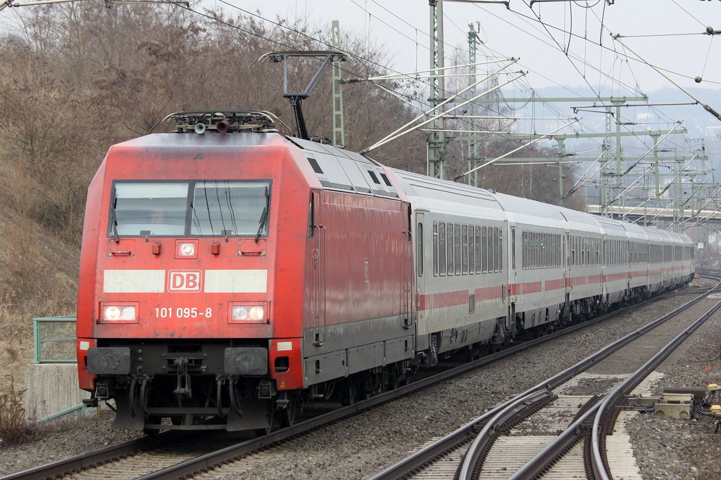 Die 101 095-8 in Wuppertal Vohwinkel am 12,03,10 