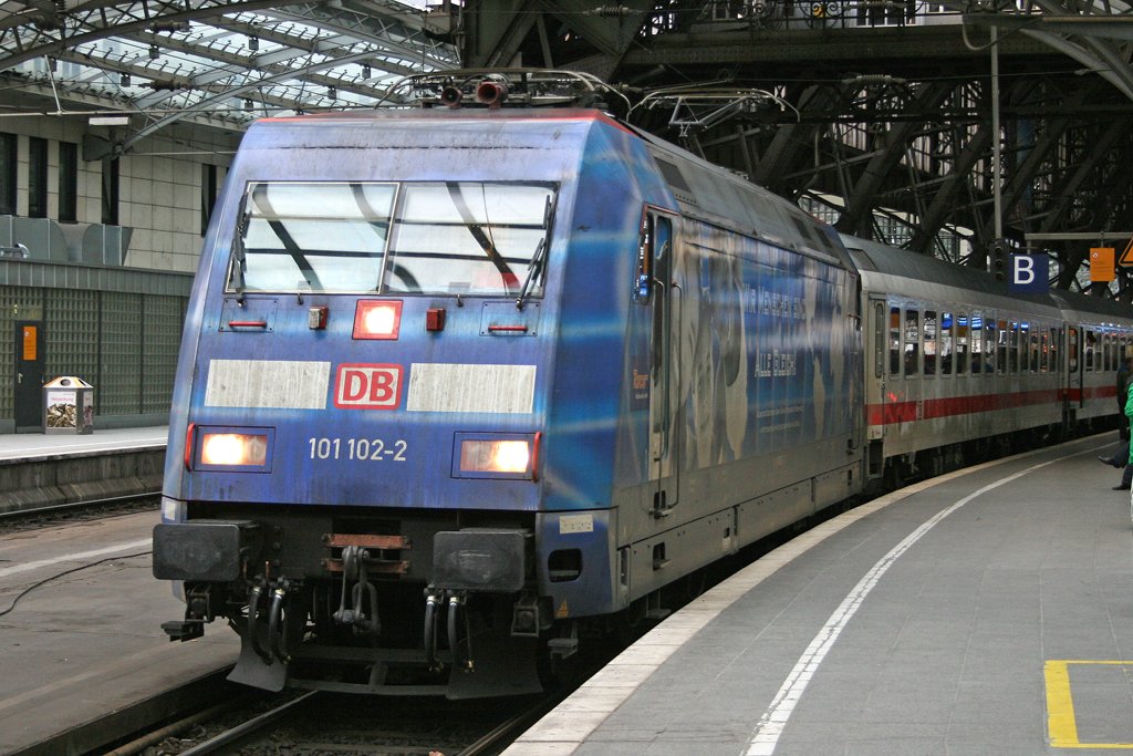 Die 101 102-2 in K�ln Hbf am 28,02,10