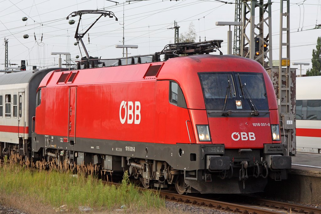 Die 1016 001-8 mit dem IC 2082 K�nigsee bei der Einfahrt in Hamburg Altona, am 27,08,09