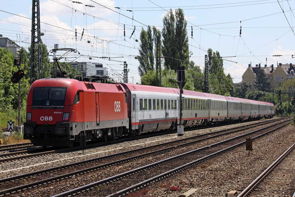 Die 1016 014-1 schiebt EC 113 in M�nchen Heimeranplatz am 31,07,10