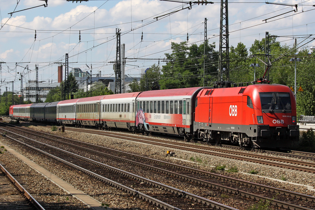 Die 1016 042-2 schiebt EC 112 in M�nchen Heimeranplatz am 31,07,10
