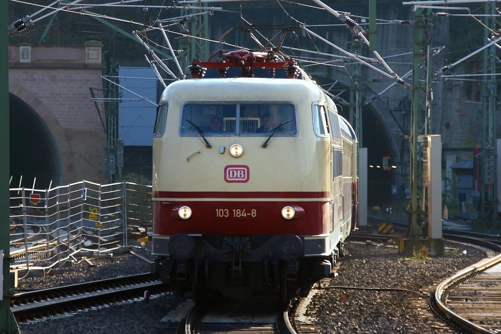 Die 103 184-8 als Rheingold Express aufgenommen am 13.12.2009 in Mainz HBF auf Bahnsteig 3.