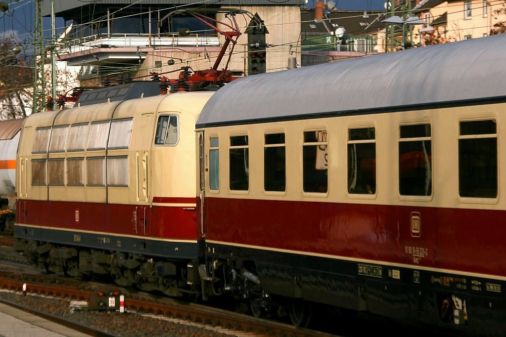 Die 103 184-8 als Rheingold Express aufgenommen am 13.12.2009 in Mainz HBF auf Bahnsteig 4.