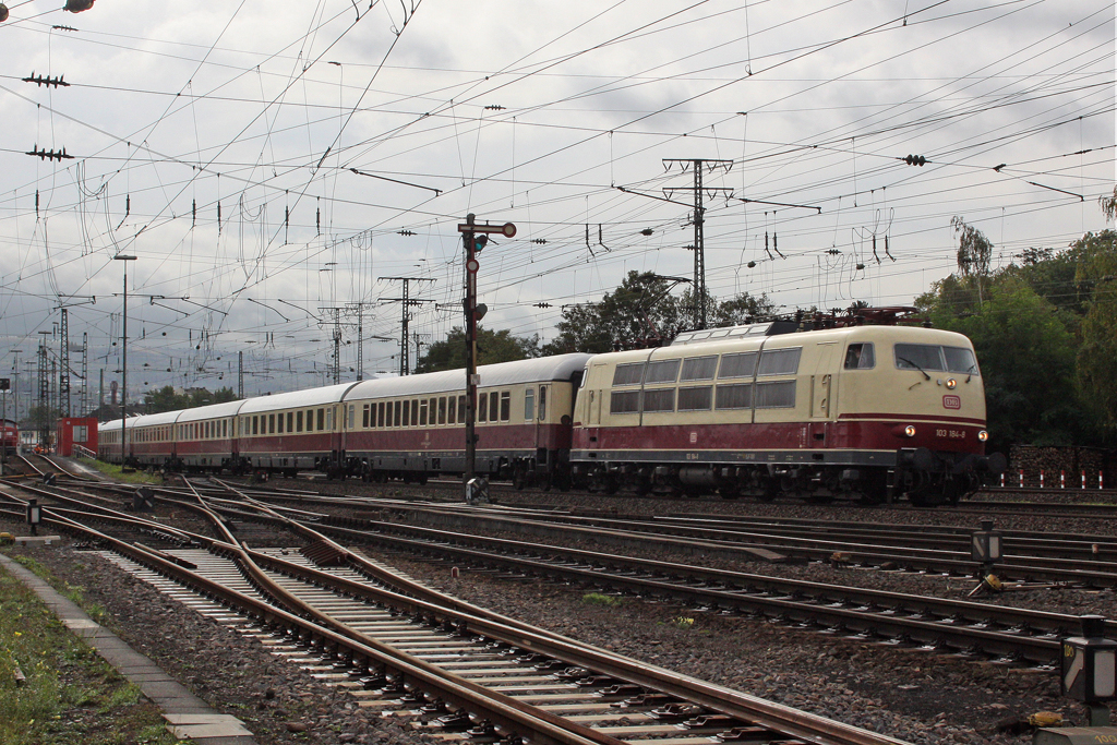 Die 103 184-8 in Koblenz L�tzel am 10,10,11