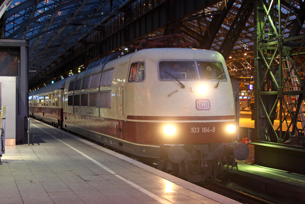 Die 103 184-8 in K�ln Hbf am 03,10,10