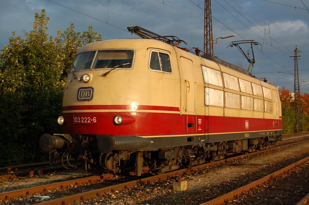 Die 103 222 der DB Systemtechnik im sch�nsten Abendlicht.
Aufgenommen am 01.10.2010 in Augsburg Hbf.